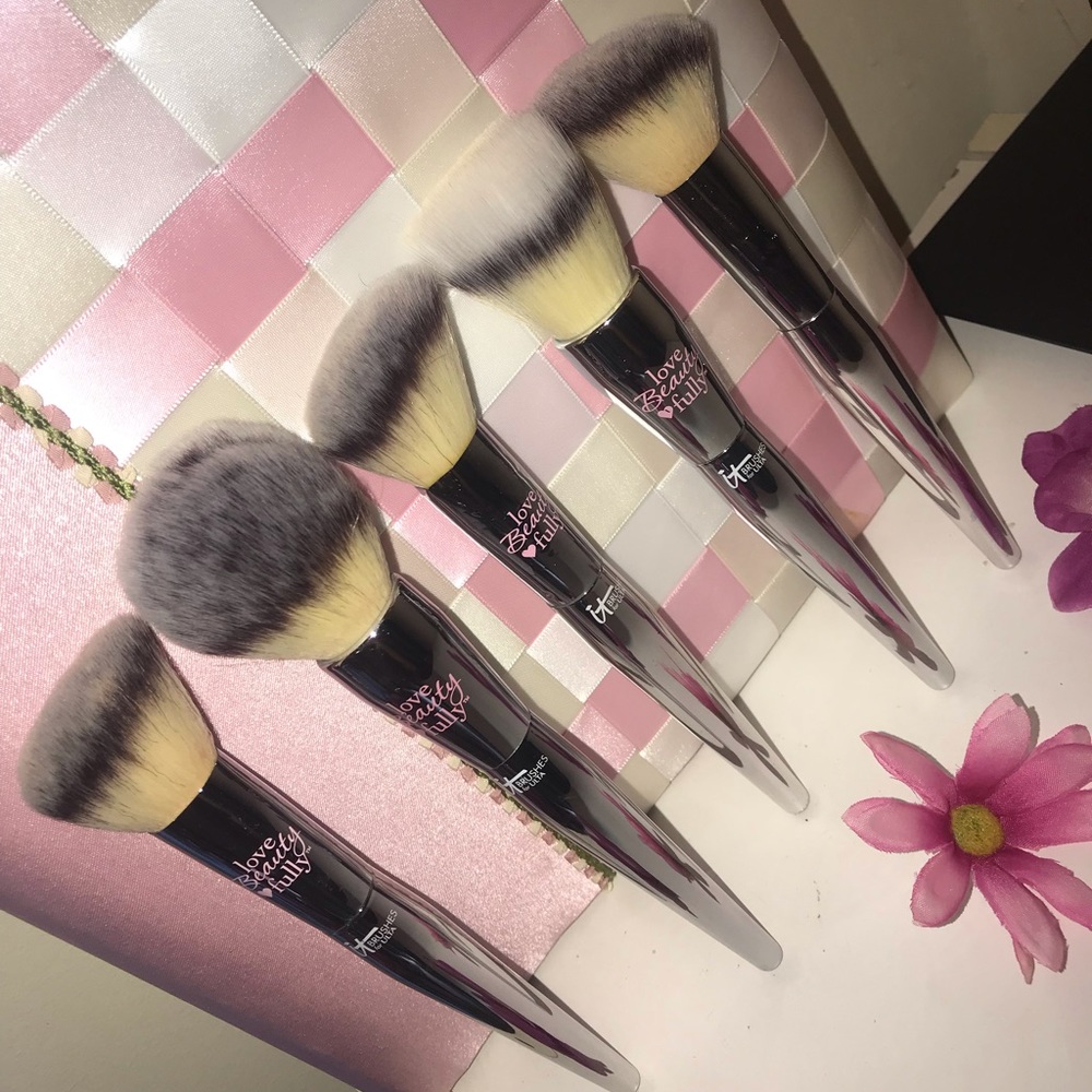 SOLD It cosmetics love beauty fully ulta brush set